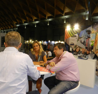 Il Direttore Ivan Simeone e la Presidentessa di Donne Impresa di Confartigianato Marina Gargiulo nello spazio A2 dedicato alle Smart City
